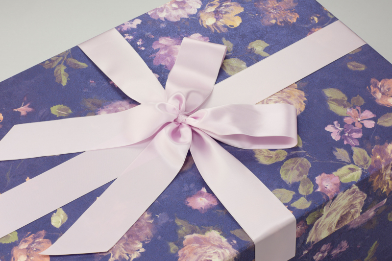 Das Design der Brautkleidbox Blue Flora ist sehr elegant und romantisch.